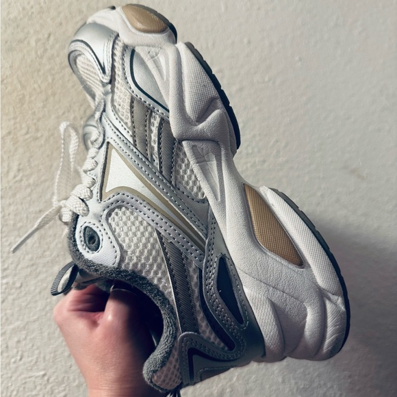 Reebok Gray and White Sneakers - Picture 2 of 5